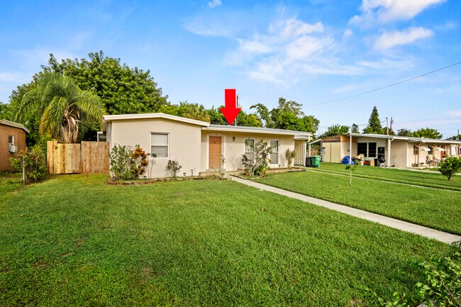 Building Photo - 351 SE Solaz Ave