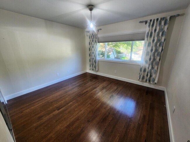 Building Photo - 9345 Golondrina Dr