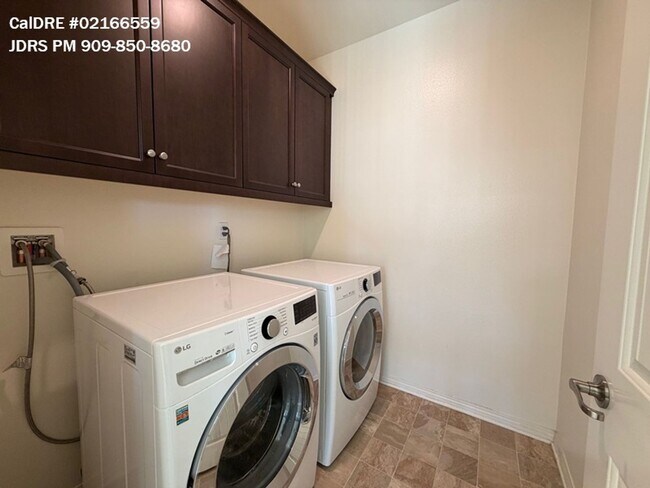 Building Photo - Eastvale 4 Bedroom Condo