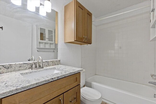 Building Photo - 6300 London Dr