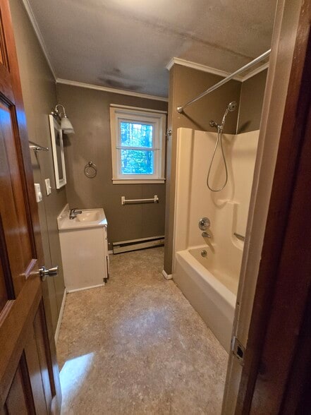 Full bath - 508 Rock Ave
