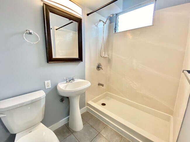 Building Photo - 2nd floor walk-up Makiki 1-bedroom, 1-bathroom, Near Punahou, UH Manoa, Kapiolani Hospital