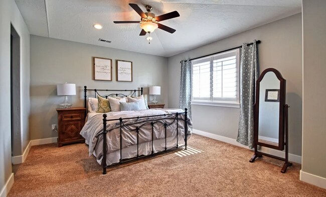 Building Photo - 4 bedroom/2.5 bathroom Townhome in Eagle Mountain