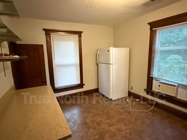 Building Photo - 112 1/2 West Tompkins