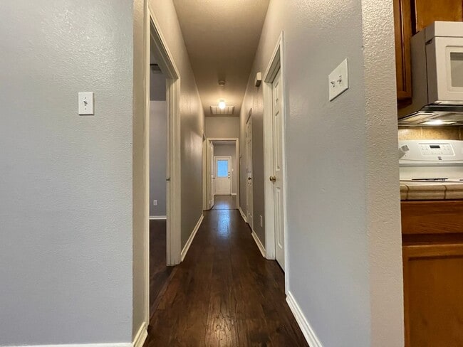 Building Photo - 3/2 Duplex with Garage