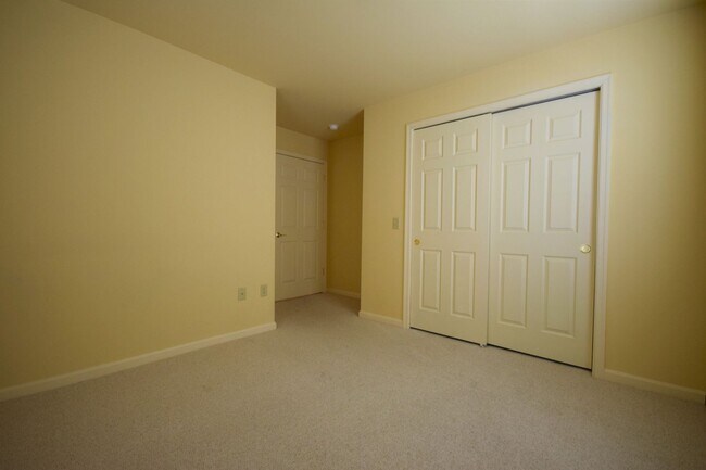 Building Photo - End-Unit Townhome in Homecoming Ridge with...