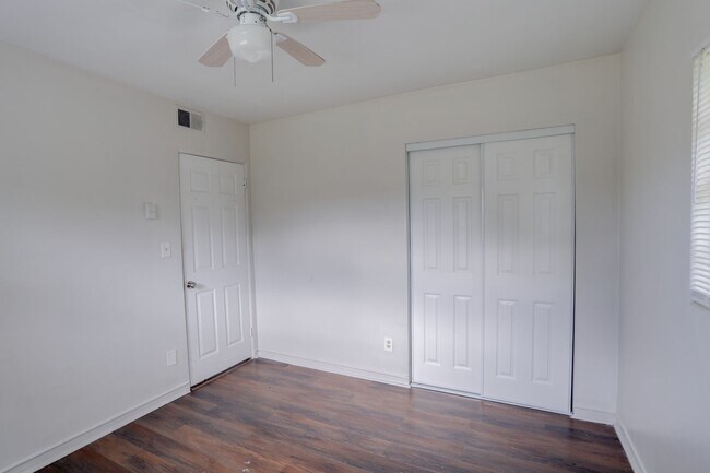Building Photo - 801 Egan Dr