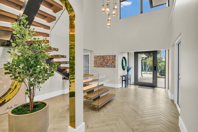 Building Photo - 319 S Riverside Dr