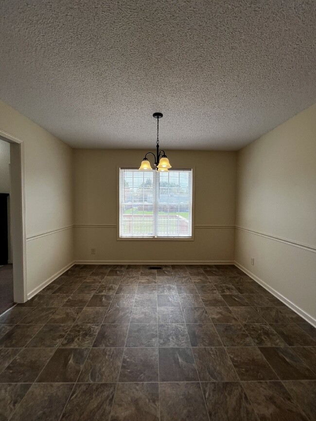 Building Photo - Charming 3 Bed, 2.5 Bath Home in Clarksvil...
