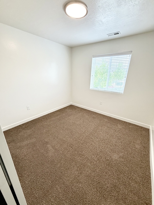 Building Photo - 676 E 550 S