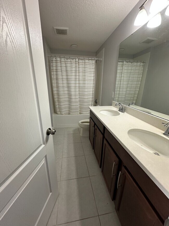 Building Photo - 4-Bedroom, 2.5-Bathroom in Saint Cloud