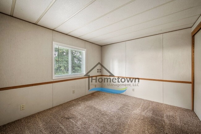 Building Photo - 2 Bedroom 1 Bath Home with Off-Street Park...