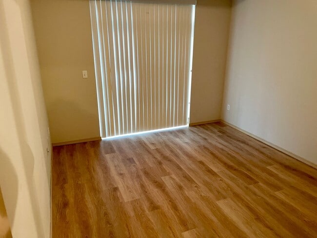 Building Photo - ***PENDING APPLICATION*** Charming Home in a Gated Tacoma Community – Minutes from JBLM!