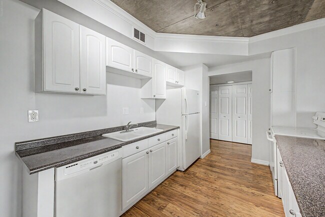 Building Photo - 207 W Clarendon Ave