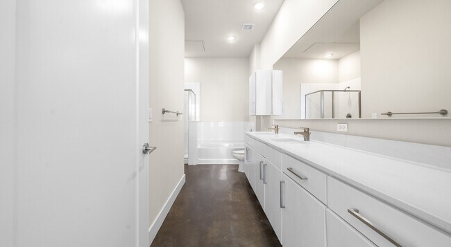 Building Photo - Stylish Apt, Sweet Deal – Up to 1 Month Free!