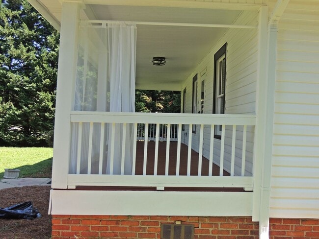 Building Photo - You need to see this beautiful home in Maryville City
