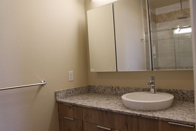 Building Photo - Newer 2 bed / 2 bath Bison Cove Condo