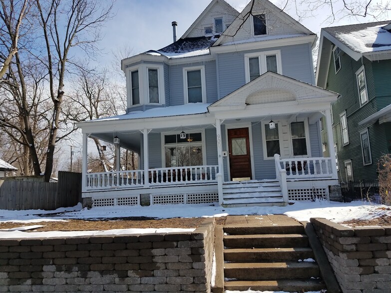 Primary Photo - 900 Laurel Ave