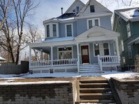 Building Photo - 900 Laurel Ave