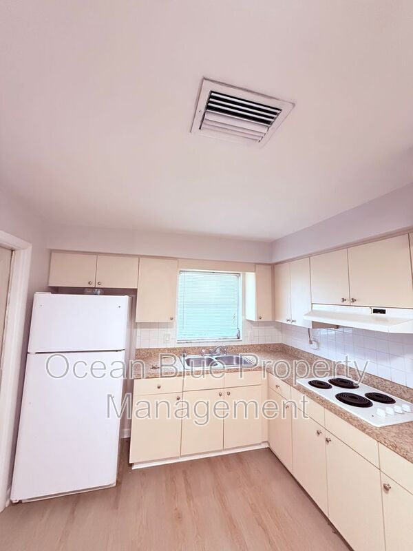 Building Photo - 13822 Brewster Dr