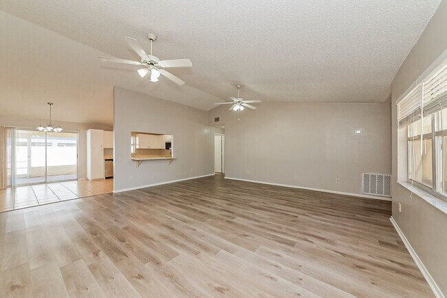 Building Photo - 5102 25th Ave Dr E