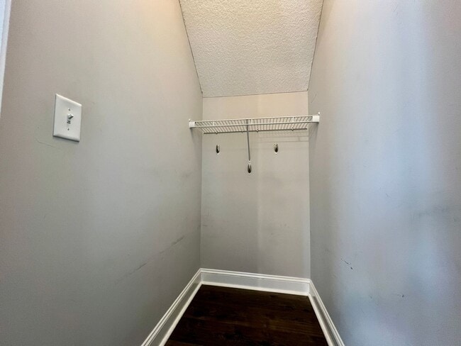 Building Photo - AVAILABLE EARLY APRIL 2026! (Pet Friendly)