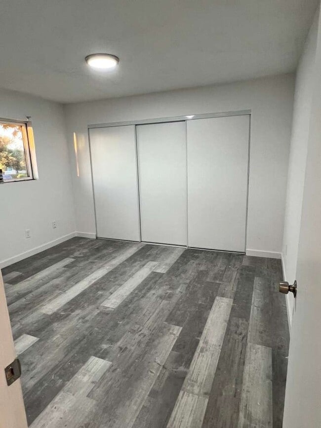 Building Photo - Remodeled 2 bedrooms 2 full baths corner u...