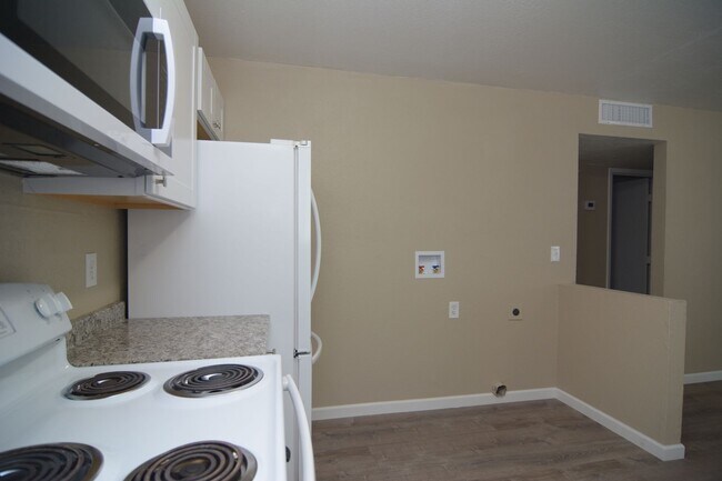 Building Photo - Recently Remodeled 2 Bedroom 1 Bath Fourplex! Great Central Location!