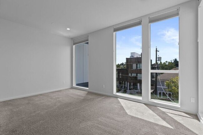 Building Photo - Stunning Columbia City Townhome w/ Views and AC (1st Month Free)