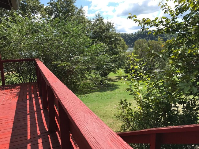 Building Photo - Lakefront Living with Stunning Views