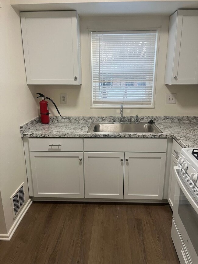 Building Photo - Updated 3 Bedroom Condo