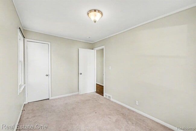 Building Photo - 421 W Kalama Ave