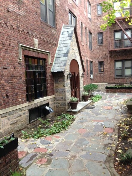 Building Photo - 1 Hillside Ave