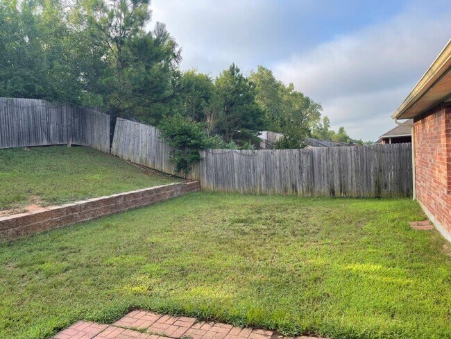 Building Photo - Newcastle Schools, great floor plan and neighborhood! New paint and carpet!