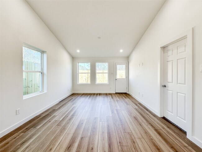 Building Photo - 824 Waxahachie St