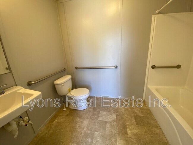 Building Photo - 8086 Heck Dr