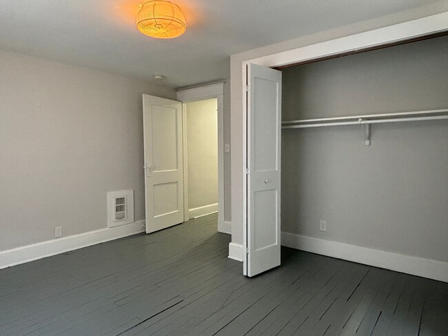 Building Photo - 2 Bed, 2 Bath Minutes from Downtown!