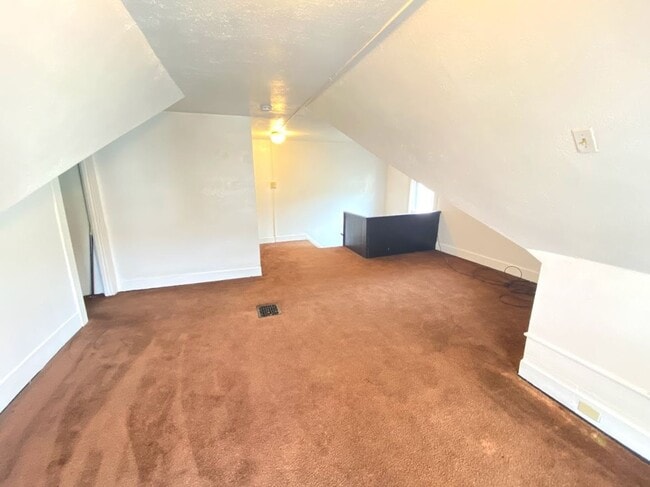 Building Photo - Newly Renovated 3 Bed, 1 Bath Unit in Pitcairn - Available January 10th!