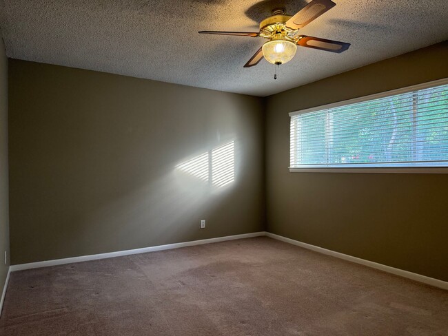 Building Photo - 10 Hampshire Cir