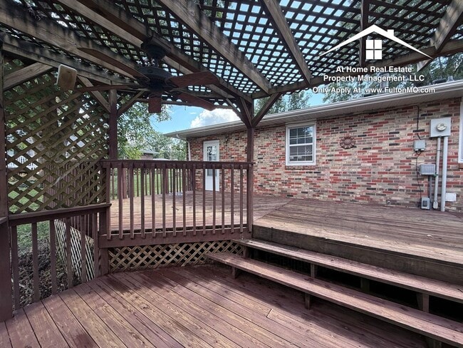 Building Photo - 511 Kleewood Dr