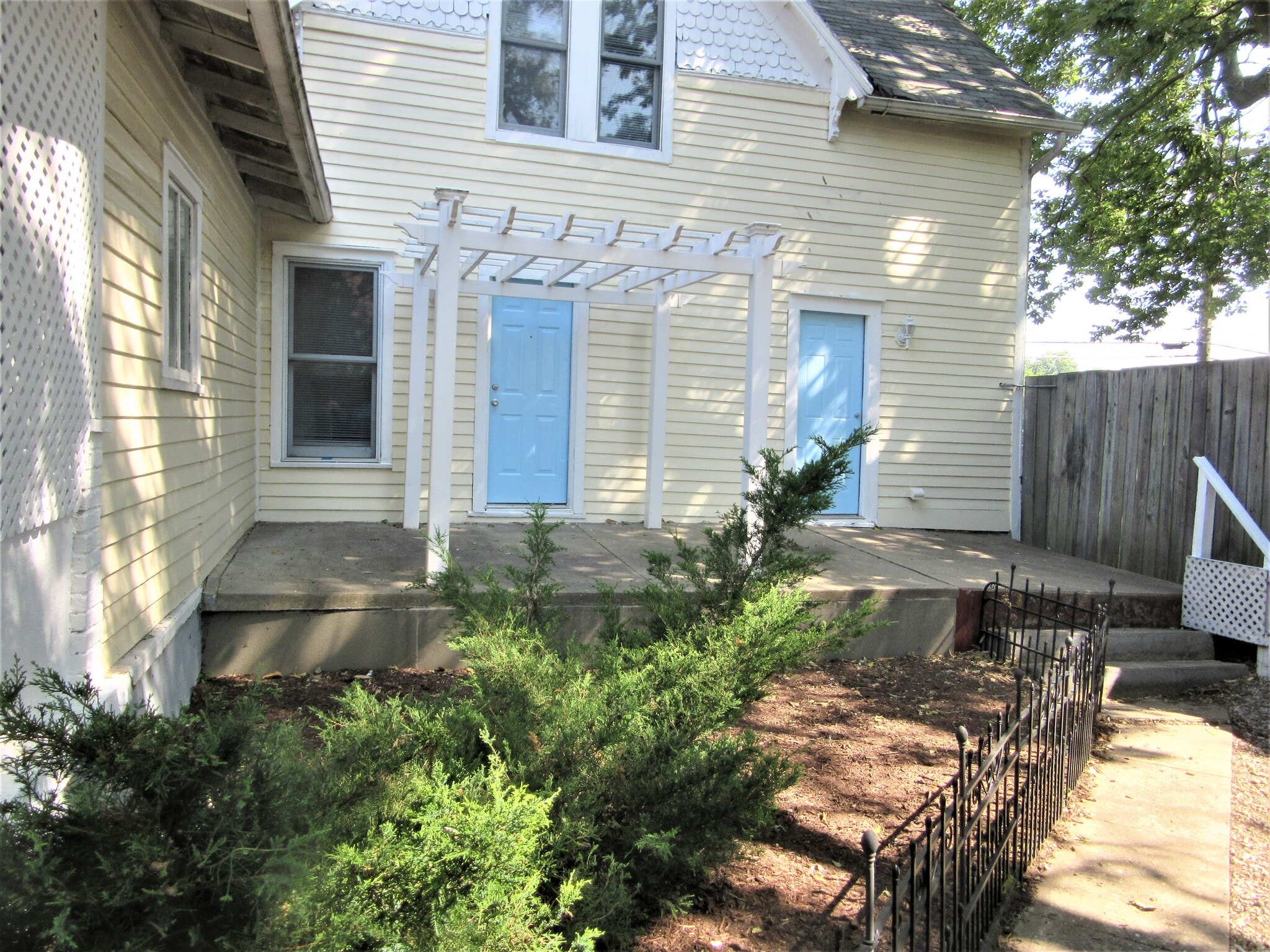 rear sitting patio - 704 N Randolph St