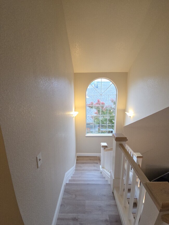 Building Photo - 10 Gregory Pl