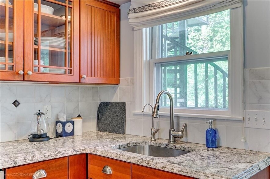 Building Photo - 32 Catherine St