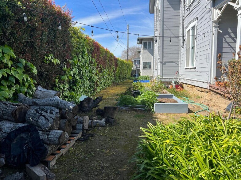 Building Photo - 324 W Arrellaga St