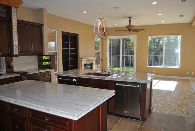 Building Photo - Gorgeous 4 Bedroom Home in the Stonebriar ...