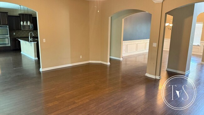 Building Photo - 639 Red Oak Ln