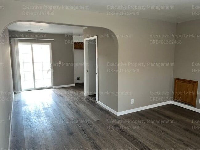 Building Photo - Spacious 3 bedroom, 2.5 bathroom townhome. ASK ABOUT THE MOVE IN SPECIAL (OAC)!