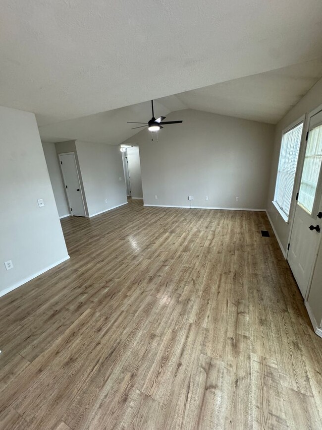 Building Photo - 3 bed, 2 bath, 2 car garage.