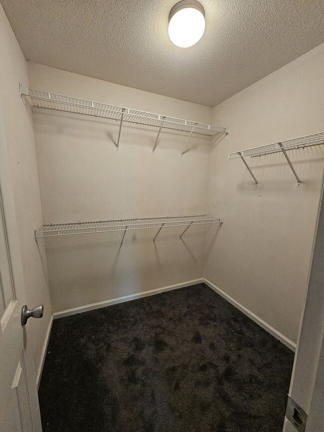 Building Photo - Charm & Convenience