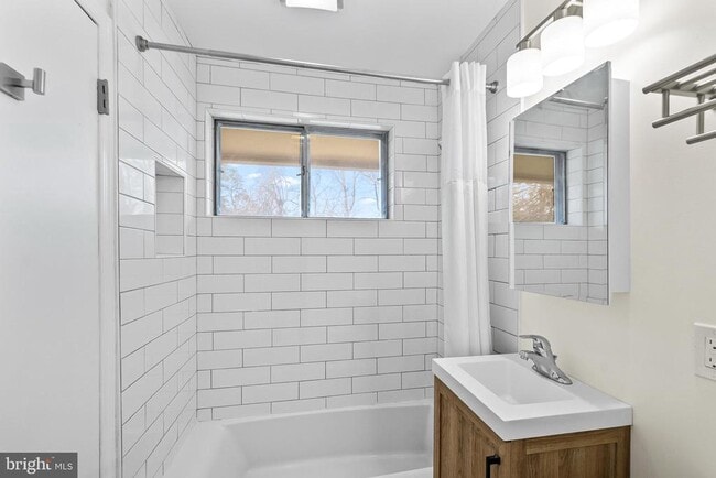 Building Photo - 4512 Lark Ln